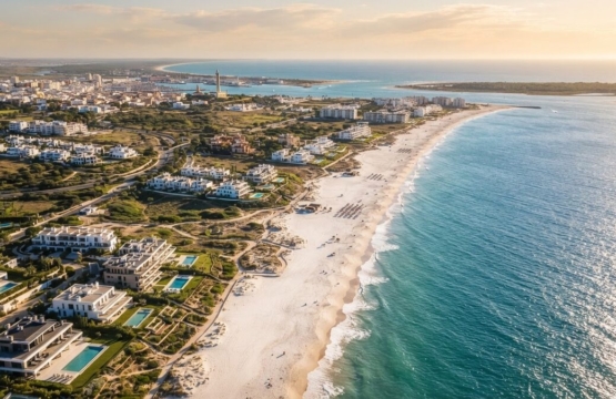 Vista aérea de la Costa de la Luz Cádiz con playas y urbanizaciones ideales para invertir en vivienda vacacional