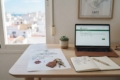 Documento oficial licencia VFT vivienda turística Andalucía sobre mesa con llaves de apartamento