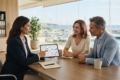 Gestor de alquiler vacacional muestra dashboard analítico a propietarios en oficina moderna Costa Ballena