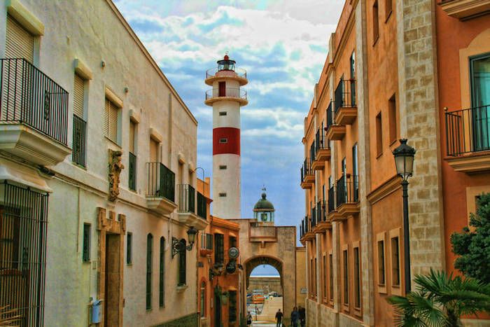 Faro de Rota y casco histórico con calles arenosas junto al mar