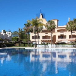 Villa con piscina en Costa Ballena