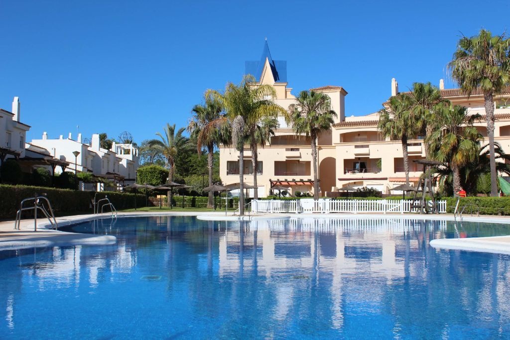 Apartamento en venta en Costa Ballena con terraza y urbanización con piscina